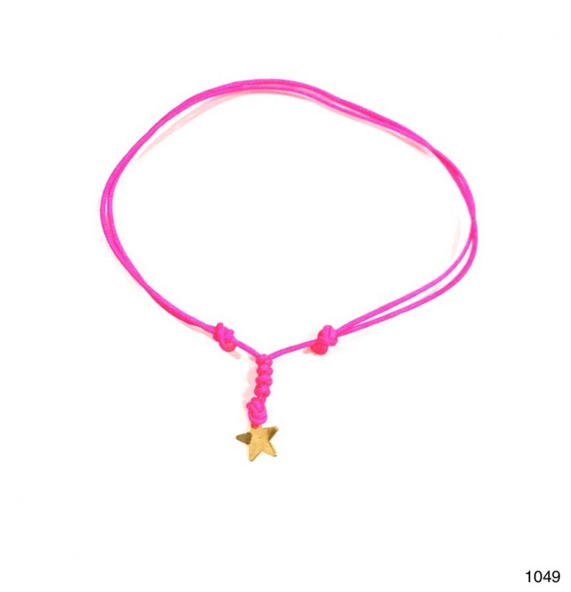 Pulsera de hilo con dije de estrella